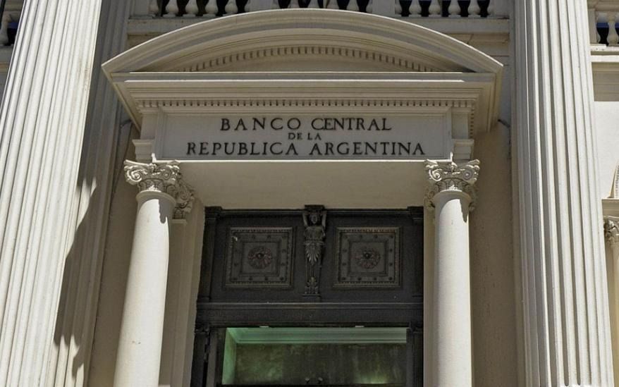 El Banco Central sube la tasa de interés al 60 para contener al dólar