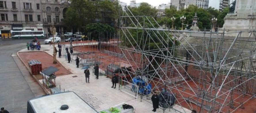 Los gremios docentes instalan la «escuela itinerante» frente al Congreso