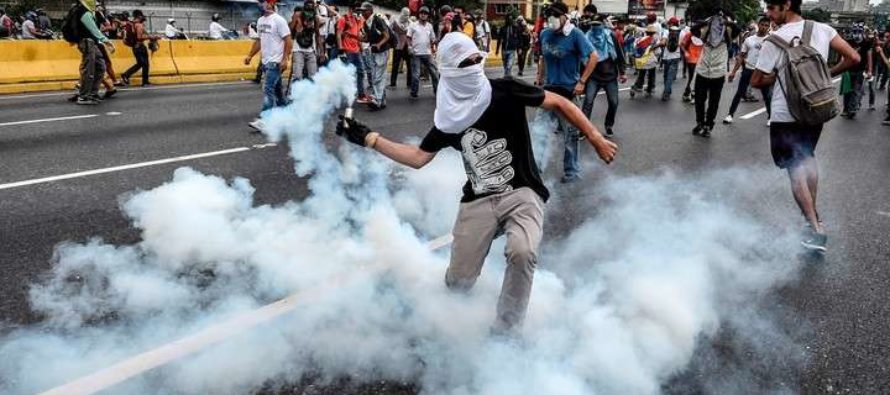 Un muerto en Venezuela durante otra noche de caos