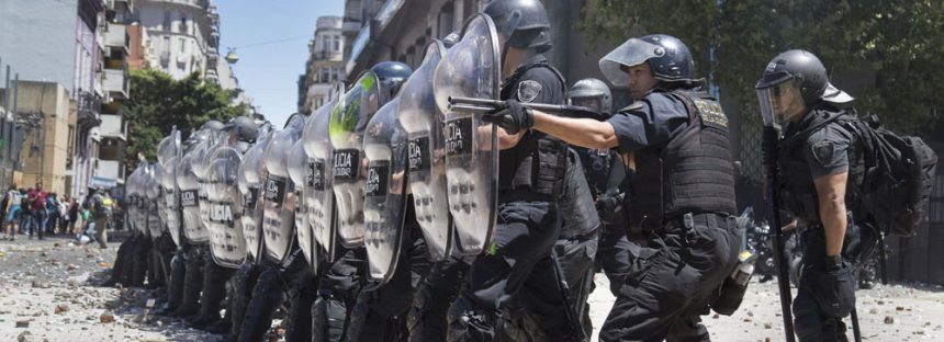 162 heridos y 70 detenidos, el saldo de los enfrentamientos afuera del Congreso