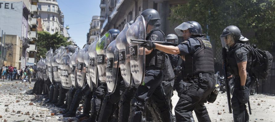 162 heridos y 70 detenidos, el saldo de los enfrentamientos afuera del Congreso