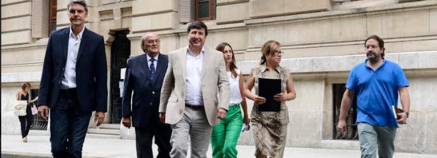 El Frente Renovador embiste contra el Gobierno por el DNU que firmó Macri