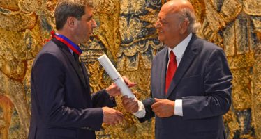 Sergio Uñac fue distinguido por la embajada chilena