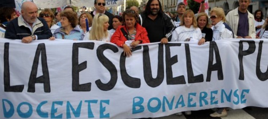 Los docentes bonaerenses vuelven a parar y podrían descontarles el día