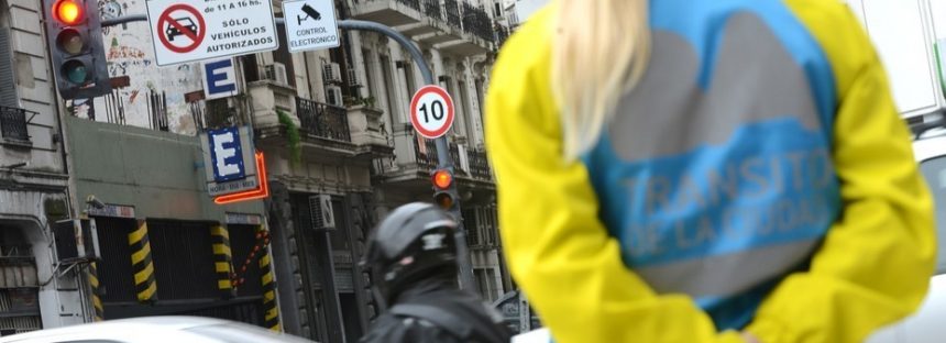 Arrancan las multas a los autos que circulen sin licencia por el microcentro