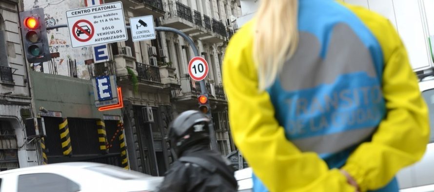 Arrancan las multas a los autos que circulen sin licencia por el microcentro