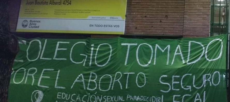 Estudiantes toman colegios porteños para apoyar la legalización del aborto