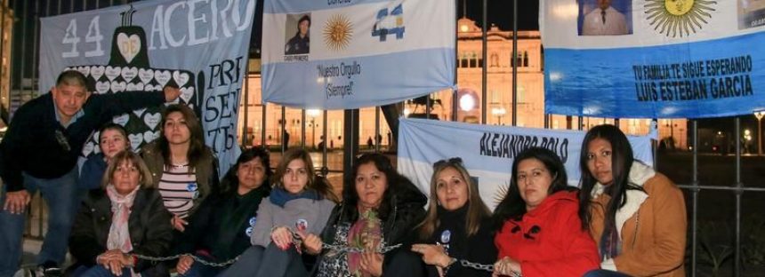 Familiares de los tripulantes se encadenaron en Plaza de Mayo