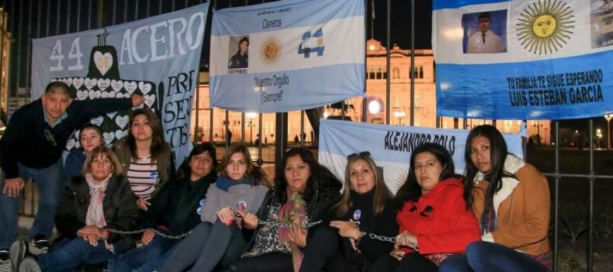 Familiares de los tripulantes se encadenaron en Plaza de Mayo