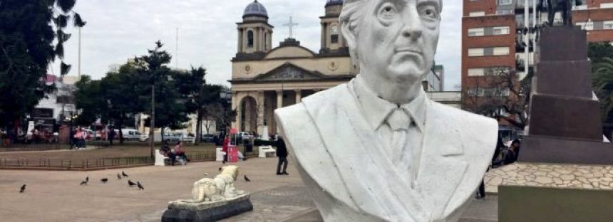 El Concejo Deliberante de Morón aprobó quitar el busto de Néstor Kirchner de la Plaza San Martín