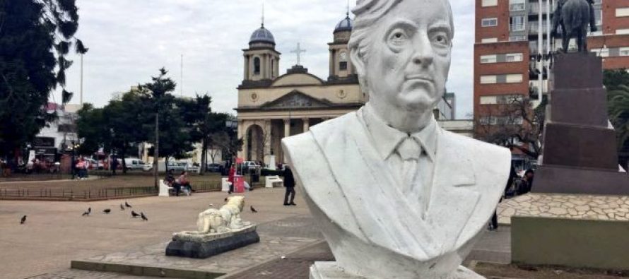 El Concejo Deliberante de Morón aprobó quitar el busto de Néstor Kirchner de la Plaza San Martín