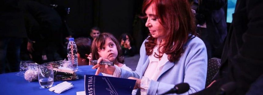 Cristina Kirchner solicitó autorización para volver a Cuba a visitar a su hija luego de las PASO