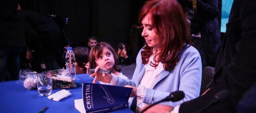 Cristina Kirchner solicitó autorización para volver a Cuba a visitar a su hija luego de las PASO