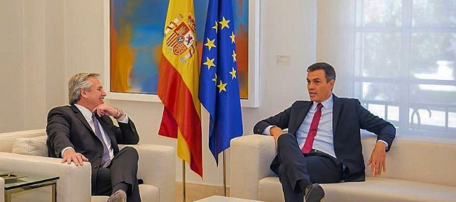 Alberto Fernández se reunió en España con el presidente Pedro Sánchez