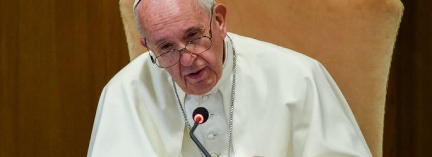 El Papa Francisco y los obispos, cerca del Frente de Todos