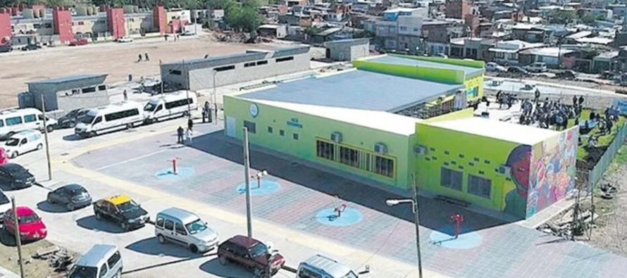 Alberto Fernández visitó el nuevo hospital de campaña en Lanús