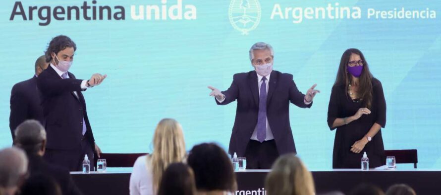 Fernández promulgó la ley del aborto y pidió «garantizar una educación sexual muy seria»