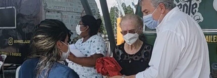 El gobernador Morales hizo fila con su mamá para que la vacunen