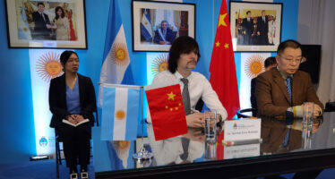Jujuy: acuerdan con empresa china la instalación de una fábrica de baterías de litio