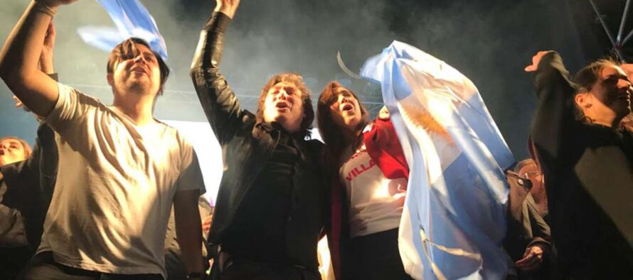 Un cierre de campaña contra el status quo político y estética de recital de rock