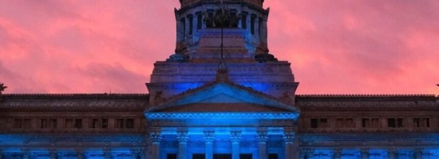Por el Día Nacional de las Personas Sordas, iluminaron el Congreso de azul