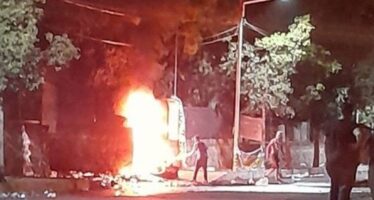 Manifestantes quemaron el portón de la residencia del gobernador riojano