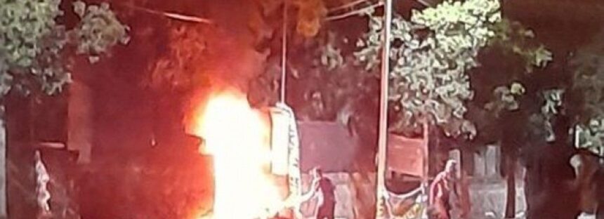 Manifestantes quemaron el portón de la residencia del gobernador riojano