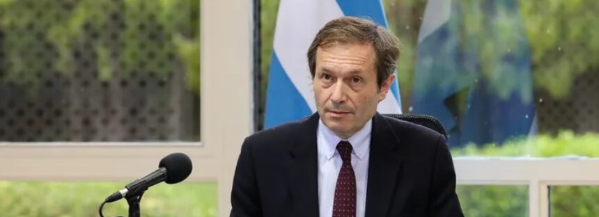Los antecedentes confusos y poco transparentes del funcionario que busca regular las redes sociales