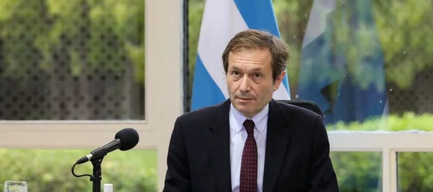 Los antecedentes confusos y poco transparentes del funcionario que busca regular las redes sociales