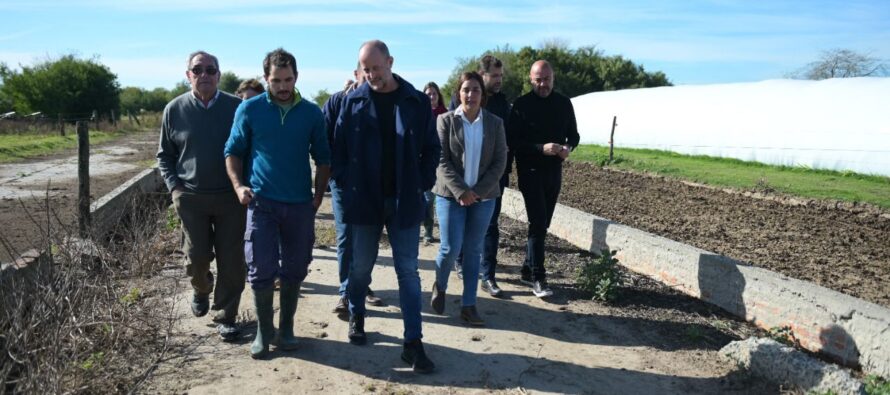 Insaurralde prometió estar junto a «quien invierte y genera empleo”, en una recorrida por Ranchos