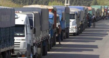 El Gobierno de Tucumán intercedió y transportistas flexibilizan la protesta para reanudar la zafra azucarera