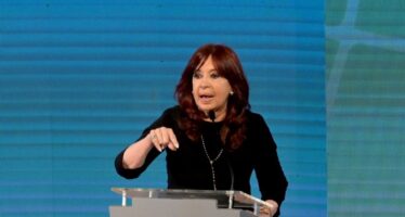 Cristina Kirchner volvió a cargar contra el Gobierno: “Están jugando con la mesa de los argentinos”