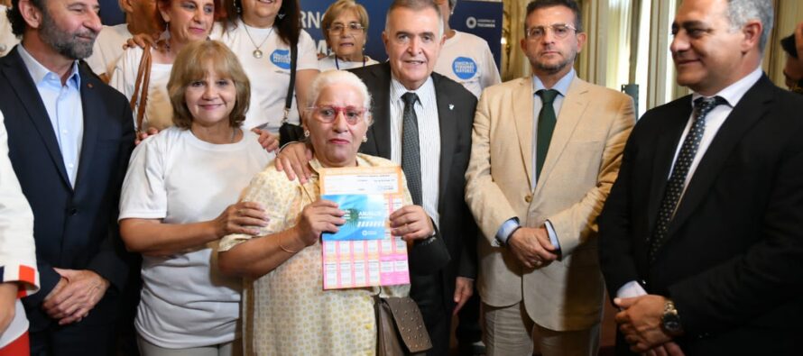 Tucumán: Osvlado Jaldo presentó el Boleto Gratuito para jubilados