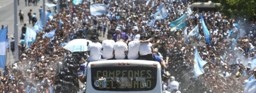 Dos hinchas saltaron al micro de la Selección desde un puente