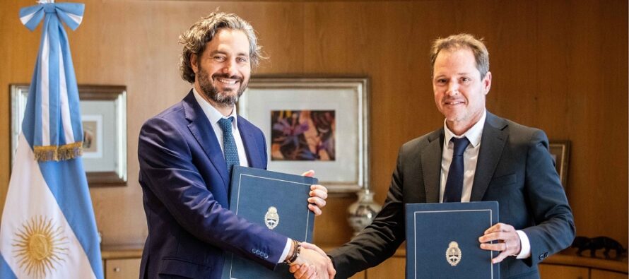 Cafiero firmó convenio con River: «Vemos que hay un espacio importante para explotar»