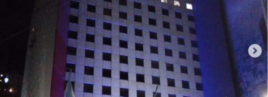 Edificios públicos se iluminaron en el inicio de la Semana Azul