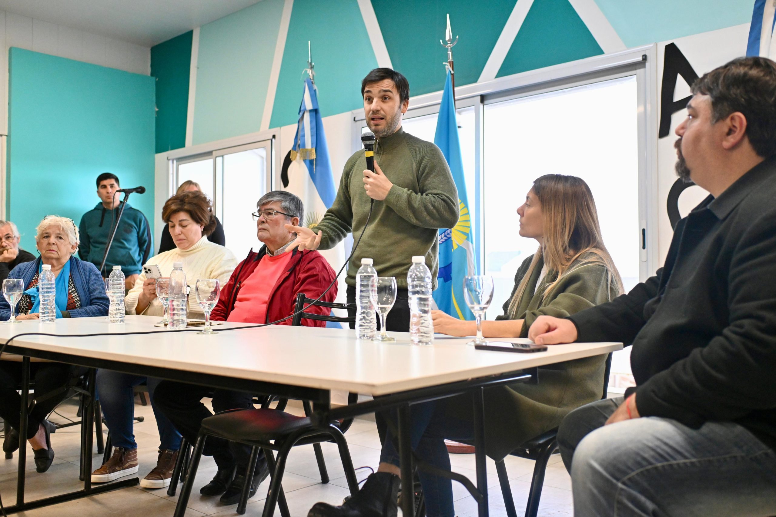 El gobernador de Chubut, Ignacio "Nacho" Torres, se reunió en Comodoro Rivadavia con jubilados para anunciar la creación de la Ley Integral de Protección al Adulto Mayor