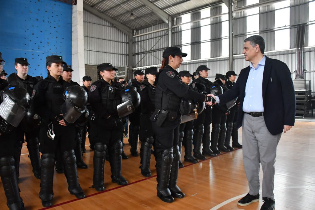 “Son oficiales entrenadas para negociar y disuadir, pero también para garantizar el orden si la violencia escala”, aseguró Jorge Macri.