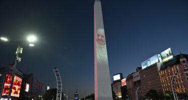 La Ciudad intervino el Obelisco con un mapping en apoyo al Papa Francisco y en homenaje a la familia Bibas