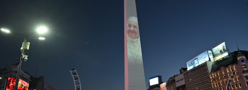 La Ciudad intervino el Obelisco con un mapping en apoyo al Papa Francisco y en homenaje a la familia Bibas