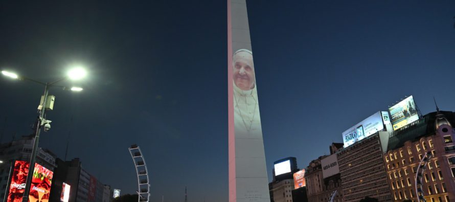 La Ciudad intervino el Obelisco con un mapping en apoyo al Papa Francisco y en homenaje a la familia Bibas