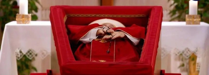 El Vaticano difundió las primeras imágenes del féretro del papa Francisco