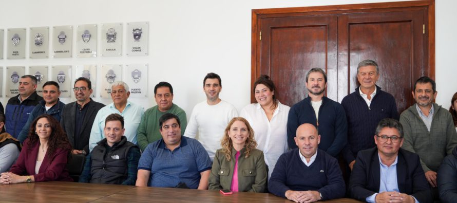 Ignacio Torres reunió a todos los intendentes y lanzó un acuerdo para alivio fiscal