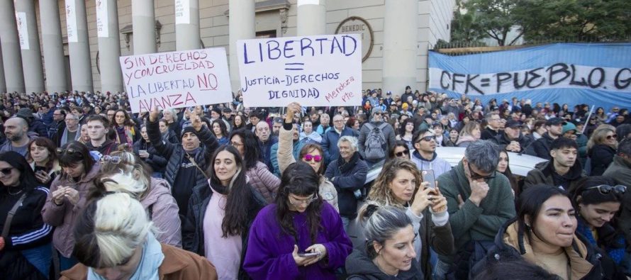 Cristina Kirchner llamó a la militancia a “organizarse” y reiteró la consigna “Vamos a volver”