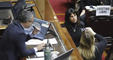 Escándalo y bochorno en Diputados: diputados K fueron a buscar a Espert y la sesión terminó a los empujones