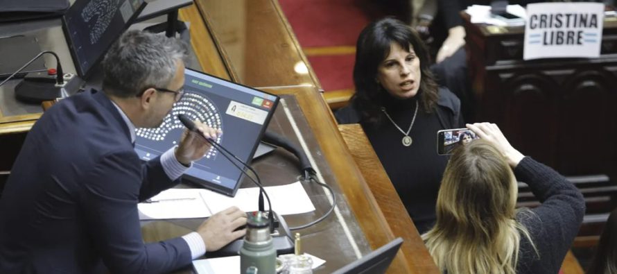 Escándalo y bochorno en Diputados: diputados K fueron a buscar a Espert y la sesión terminó a los empujones