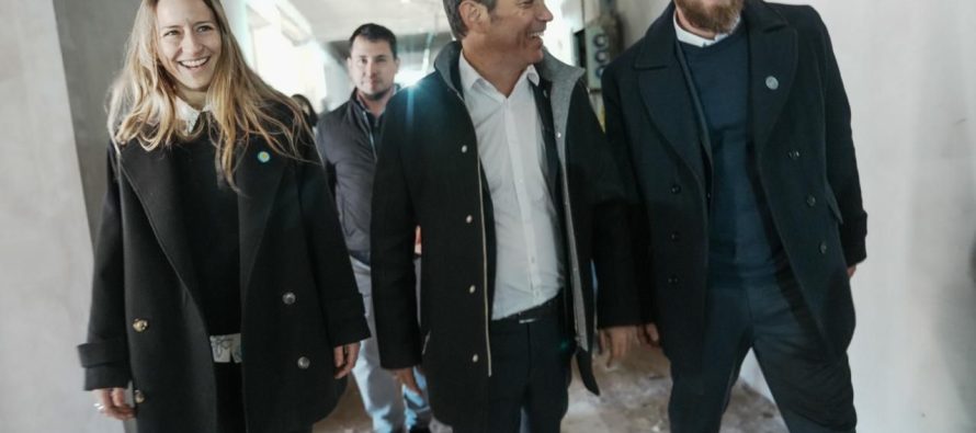 Kicillof junto a Otermín: “Frente a la motosierra de Milei, la Provincia invierte en educación»