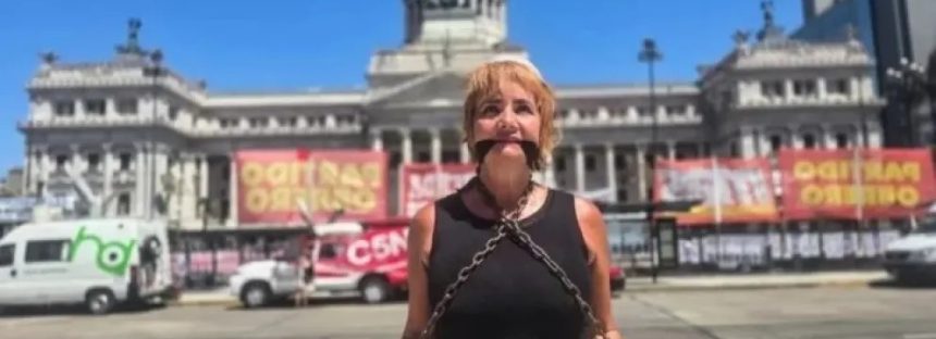 Nancy Pazos se encadenó frente al Congreso en contra de la Reforma Laboral