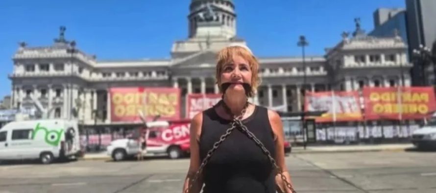 Nancy Pazos se encadenó frente al Congreso en contra de la Reforma Laboral