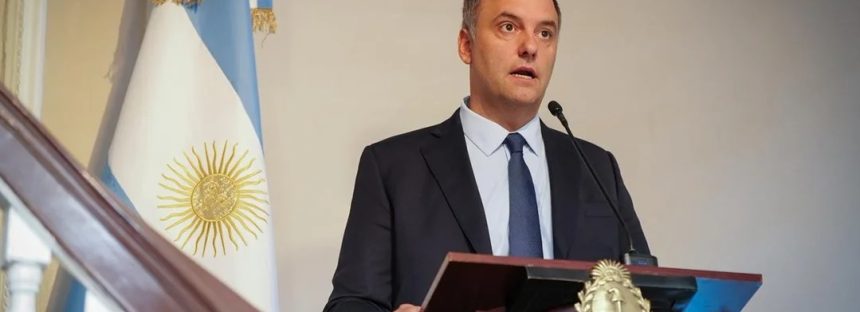 Polémica: Adorni deslizó que el video del viaje pudo haber salido desde “adentro” del Gobierno